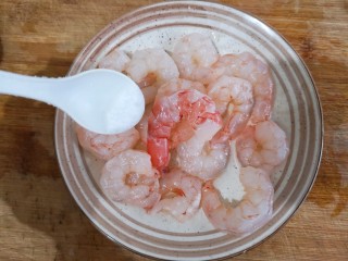 3、马蹄炒虾仁——时令快手养生菜,将脱壳的虾仁加一点盐和一点料酒抓拌腌制一下。