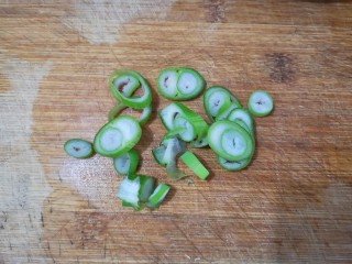 10、马蹄炒虾仁——时令快手养生菜,葱切葱花。