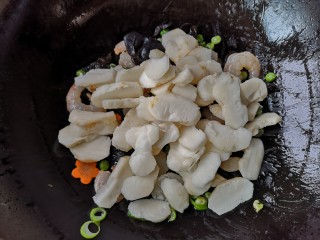 15、马蹄炒虾仁——时令快手养生菜,放入马蹄片。