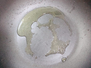 4、砂锅鱼头煲,锅中倒入油，烧至5成热。