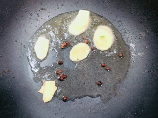 7、砂锅鱼头煲,锅中热油至五成热。煸香花椒、姜片。