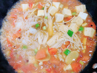 12、砂锅鱼头煲,大火烧开锅后。