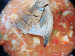 14、砂锅鱼头煲,中火慢炖入味，10分钟后翻面继续炖10分钟。