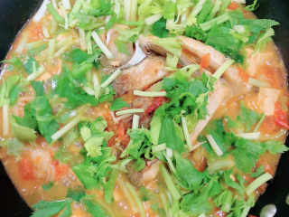 15、砂锅鱼头煲,撒上香芹芯搅拌均匀。