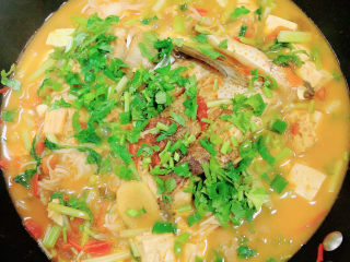 16、砂锅鱼头煲,小火炖两分钟，撒上葱花和香菜末出锅了。