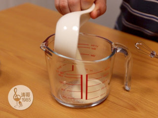 1、这些美爆了的3D果冻花居然是用吸管做的,先把吉利丁粉倒入一个容器里