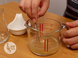 4、这些美爆了的3D果冻花居然是用吸管做的,时间到了后拿出来慢慢搅拌使吉利丁粉完全溶解，如果温度还不够，吉利丁粉没有完全溶解，那就再加热10秒后搅拌，不能一下子加热太久