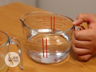 6、这些美爆了的3D果冻花居然是用吸管做的,接着把不带汽的透明饮料放入微波炉里加热1分30秒