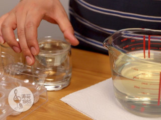 11、这些美爆了的3D果冻花居然是用吸管做的,倒好后把它们放在固定物上，就这样慢慢把所有月饼盒都倒好