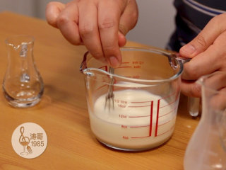 15、这些美爆了的3D果冻花居然是用吸管做的,接着在容器里倒入牛奶、透明饮料和白砂糖后搅拌均匀