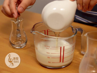 17、这些美爆了的3D果冻花居然是用吸管做的,加热后倒入融化好的吉利丁液搅拌均匀