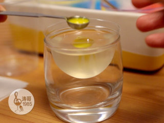 26、这些美爆了的3D果冻花居然是用吸管做的,扎好后去除多余的果冻液，接着用同样的方法做好其他果冻的花蕊，你可以选择任何自己喜欢的颜色