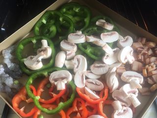 11、什锦披萨,放一起进烤箱150度烤10分钟，烤到稍微有点干