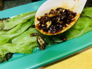 16、蒜蓉蚝油生菜,浇生菜上