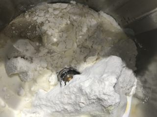 1、南瓜圈圈面包,除黄油外所有材料放入搅拌杯。