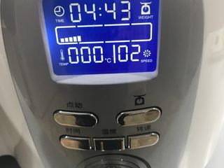 2、南瓜圈圈面包,用新的搅拌头2档一共揉5分钟就可以了。