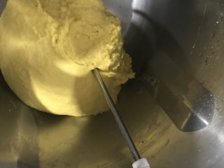 4、南瓜圈圈面包,揉好的样子。