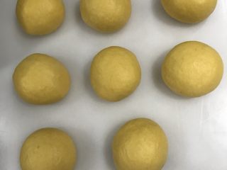 7、南瓜圈圈面包,均分8份，滚圆松弛15分钟。