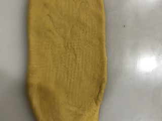 8、南瓜圈圈面包,把面团擀开成椭圆形。