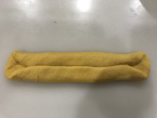 9、南瓜圈圈面包,翻面后自上，下各三分之一处向内折。