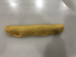 10、南瓜圈圈面包,然后对折，压紧收口处。