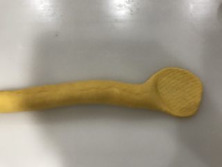 11、南瓜圈圈面包,略搓长，两头稍微细一点，大概20厘米左右吧，有可能不到。一头用擀面杖压扁。