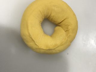 13、南瓜圈圈面包,捏好的样子。