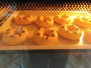 16、南瓜圈圈面包,入预热好的烤箱中层上下火180度烤18分钟。火力时间根据自己烤箱。