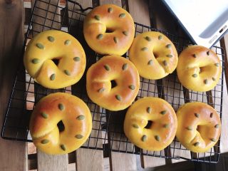 17、南瓜圈圈面包,出炉放烤网晾凉，凉到手温密封保存。