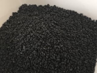 1、黑芝麻汤圆,生芝麻洗净。