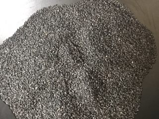 2、黑芝麻汤圆,小火炒熟，炒到吃起来又脆又香就好了。然后摊开晾凉。