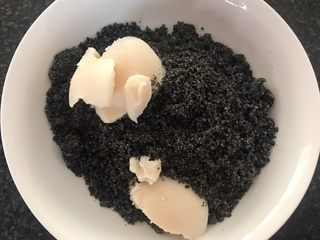 6、黑芝麻汤圆,猪油放入黑芝麻中揉匀。