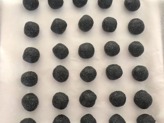 8、黑芝麻汤圆,把芝麻团分成8克重的三十个小球，再放入冰箱速冻。