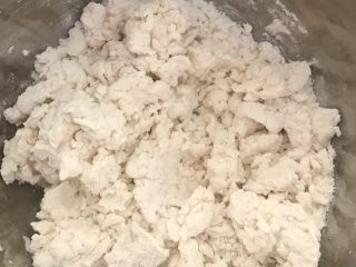 9、黑芝麻汤圆,速冻的时候揉糯米团，糯米粉中加入90度的开水，边加边用筷子搅拌，成棉絮状就好了。