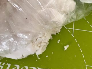 11、黑芝麻汤圆,掀起保鲜膜一角取12克米粉团，取完保鲜膜要密封好。