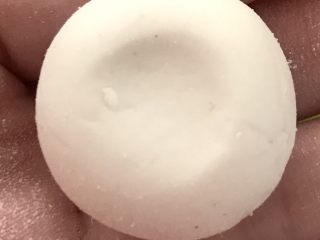 12、黑芝麻汤圆,小糯米团揉圆，大拇指从中间压下。