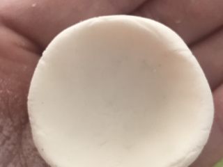 13、黑芝麻汤圆,捏成小碗状。
