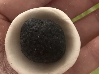 14、黑芝麻汤圆,放入芝麻团。
