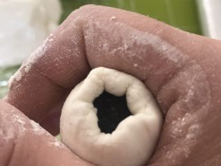 15、黑芝麻汤圆,用虎口慢慢收紧，收口揉圆。