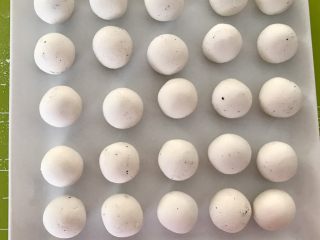 16、黑芝麻汤圆,汤圆做好了。