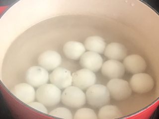 17、黑芝麻汤圆,大火烧沸水下入汤圆，然后转中火烧。