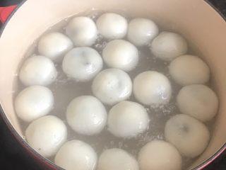 18、黑芝麻汤圆,煮到汤圆浮起稍变大就好了。