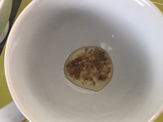 19、黑芝麻汤圆,碗里放入适量桂花蜜。