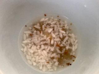 20、黑芝麻汤圆,放入适量酒酿。