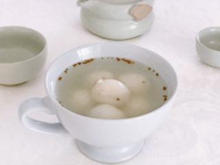 21、黑芝麻汤圆,舀入汤圆和煮汤圆的水，美美地开吃啦。