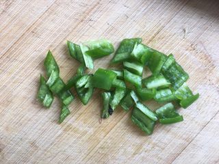 4、馒头新吃法 馒头披萨,青椒切块