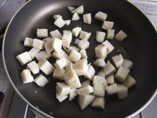 8、馒头新吃法 馒头披萨,锅中倒油.加入馒头翻炒