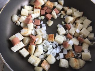 9、馒头新吃法 馒头披萨,倒入火腿肠和葱白翻炒