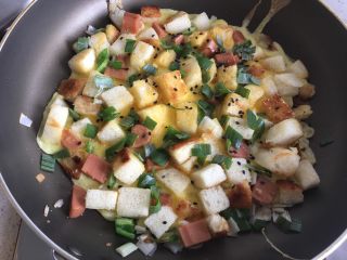 13、馒头新吃法 馒头披萨,撒上葱花.撒上适量的盐