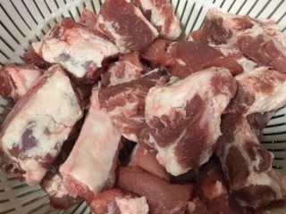 1、糯米排骨卷,排骨剁成小块，块小一点比较容易熟